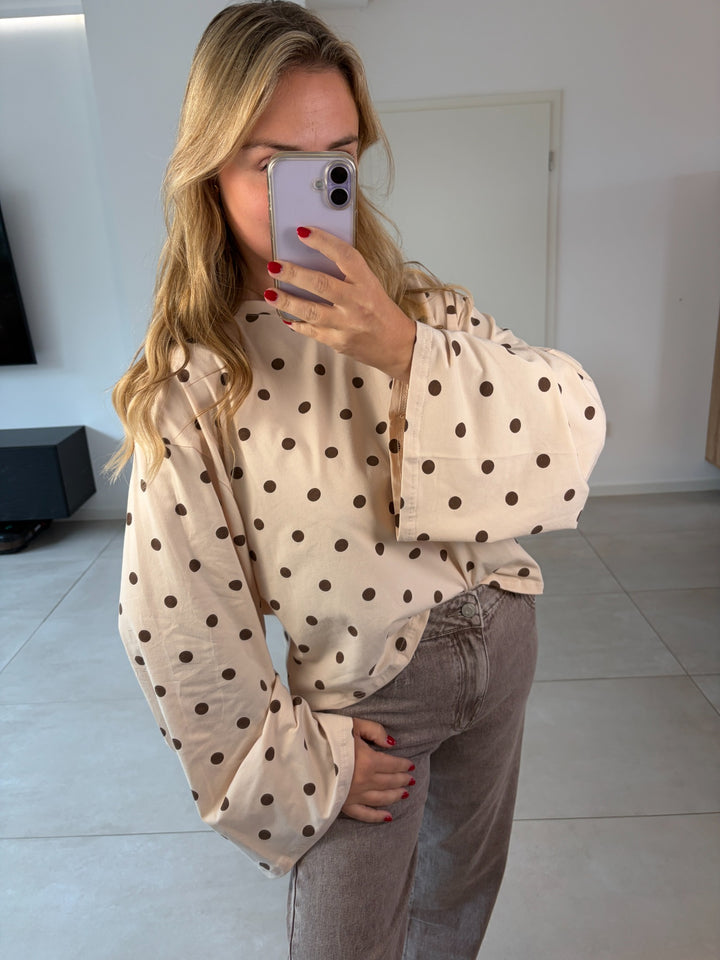Oversize-Langarmshirt mit Punkten in Beige-Braun – Detailansicht der weiten Ärmel