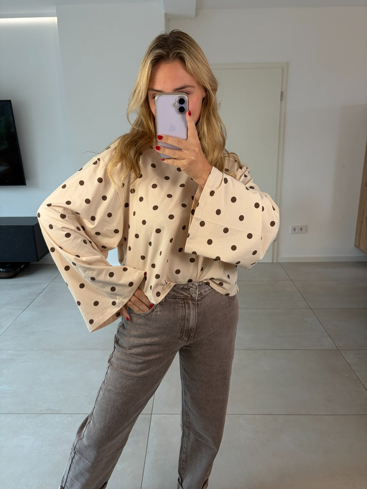 Oversize-Langarmshirt mit Punkten in Beige-Braun – Vorderansicht