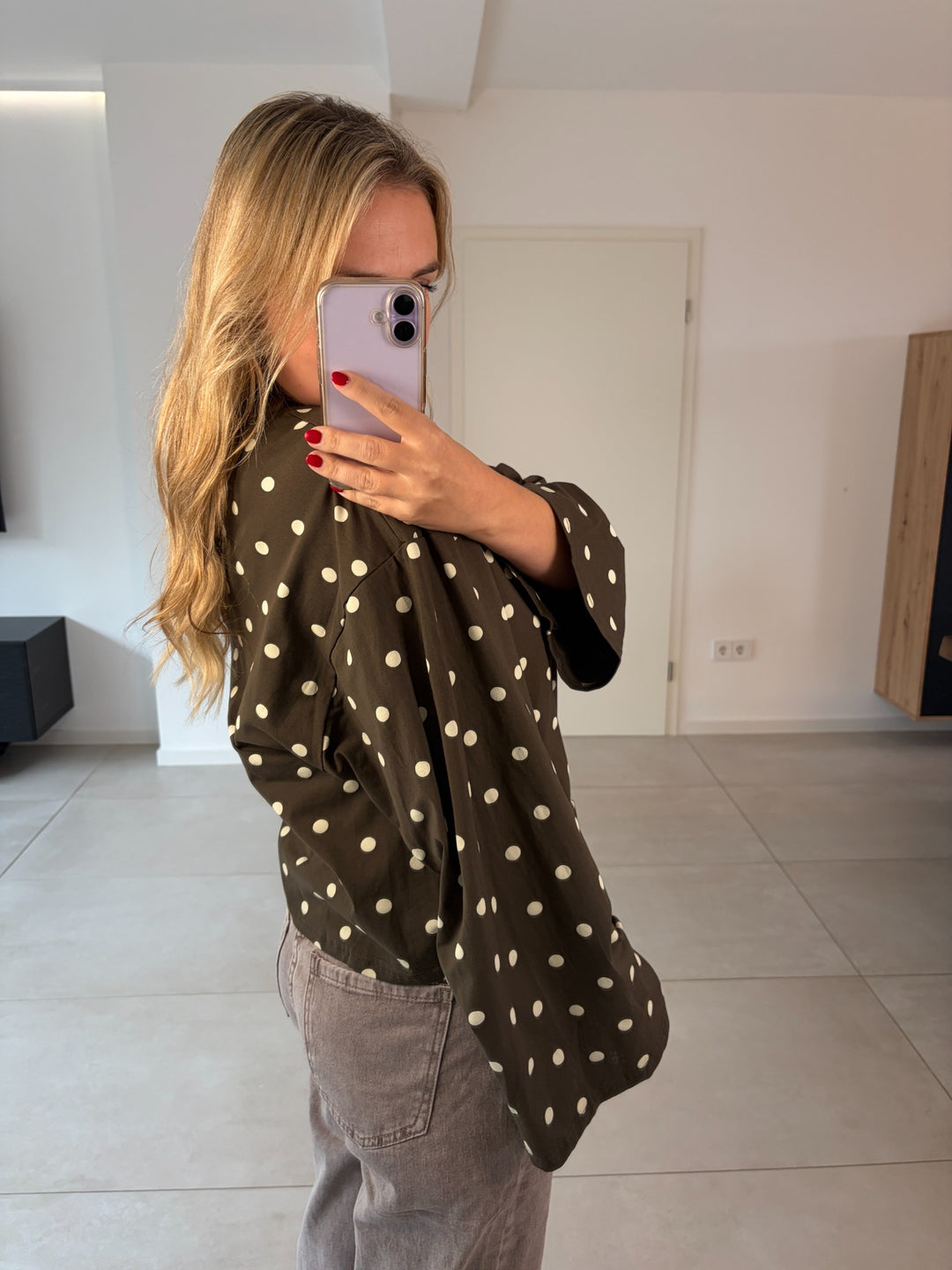 Oversize-Langarmshirt mit Punkten in Dunkelbraun-Creme – Seitenansicht