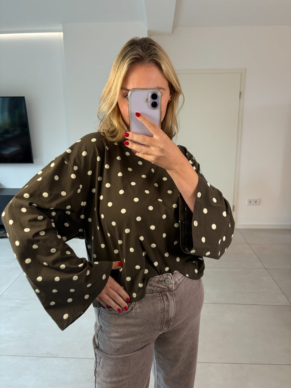 Oversize-Langarmshirt mit Punkten in Dunkelbraun-Creme – Vorderansicht