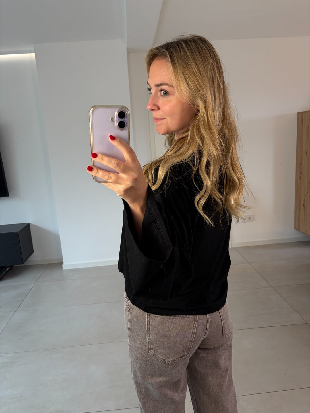 Oversize-Langarmshirt in Schwarz mit weiten Ärmeln – Seitenansicht