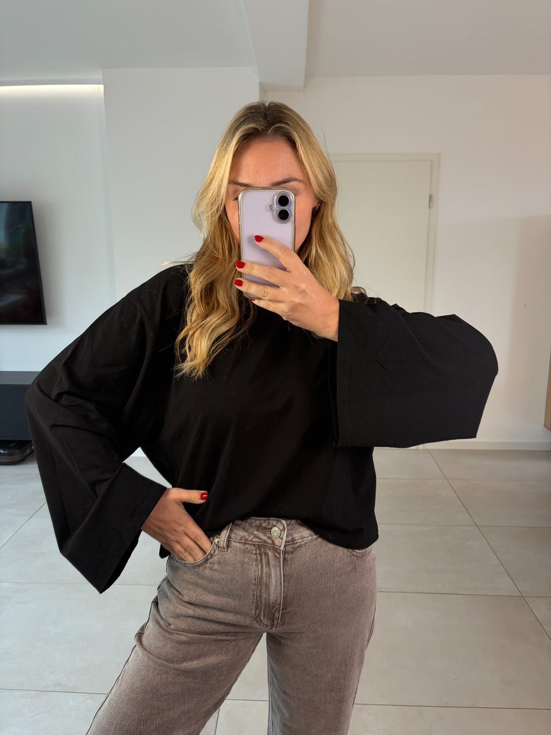Oversize-Langarmshirt in Schwarz mit weiten Ärmeln – Vorderansicht