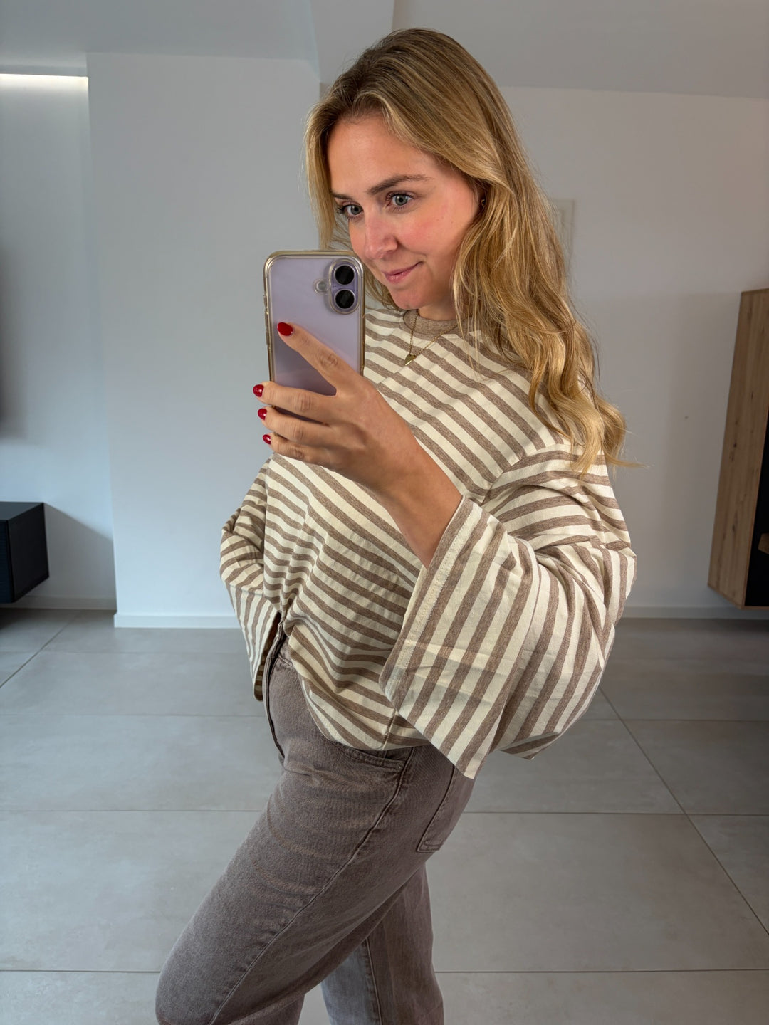 Oversize-Langarmshirt mit Streifen in Beige-Taupe – Detailansicht der weiten Ärmel