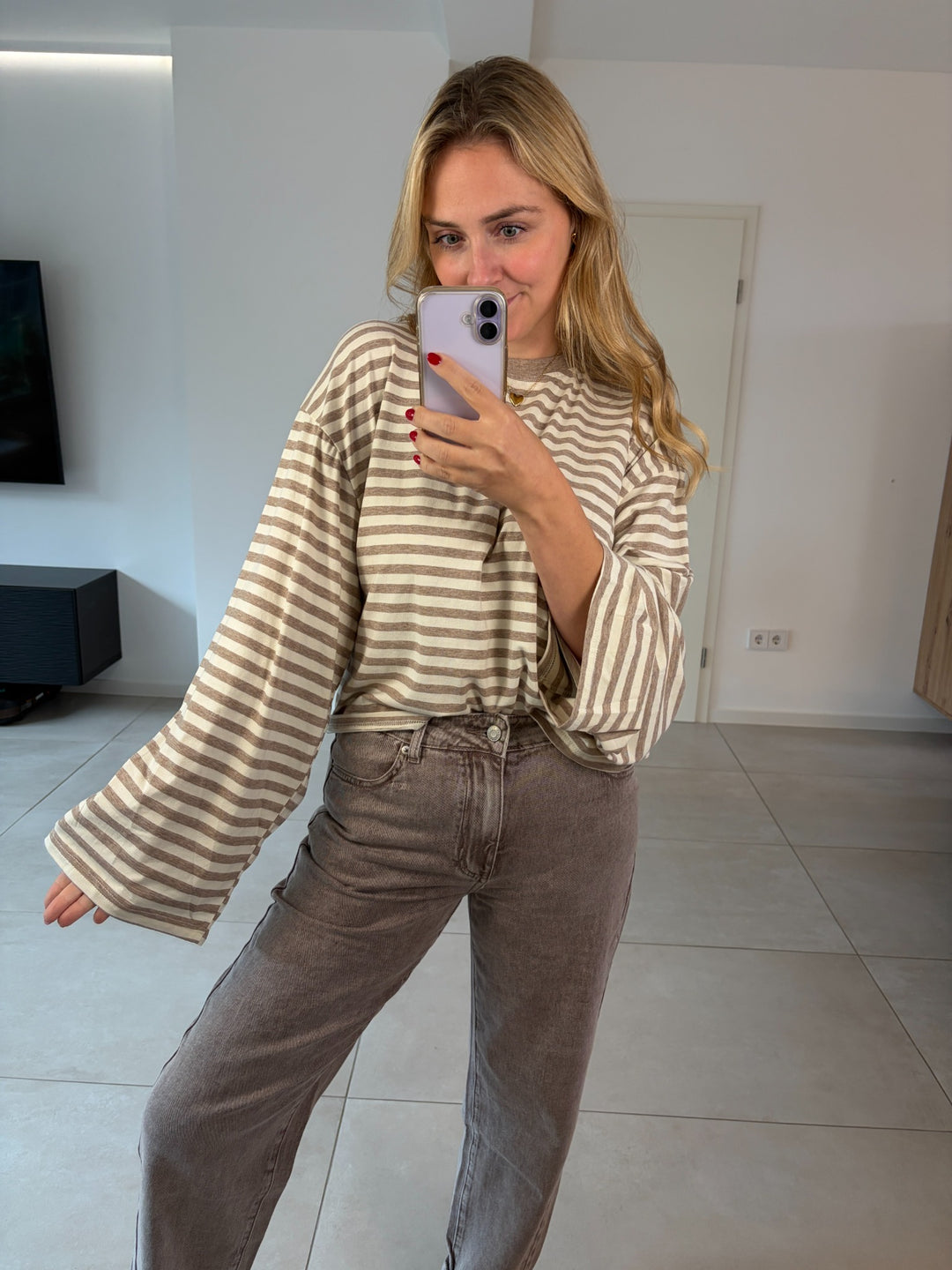 Oversize-Langarmshirt mit Streifen in Beige-Taupe kombiniert mit graubrauner Jeans