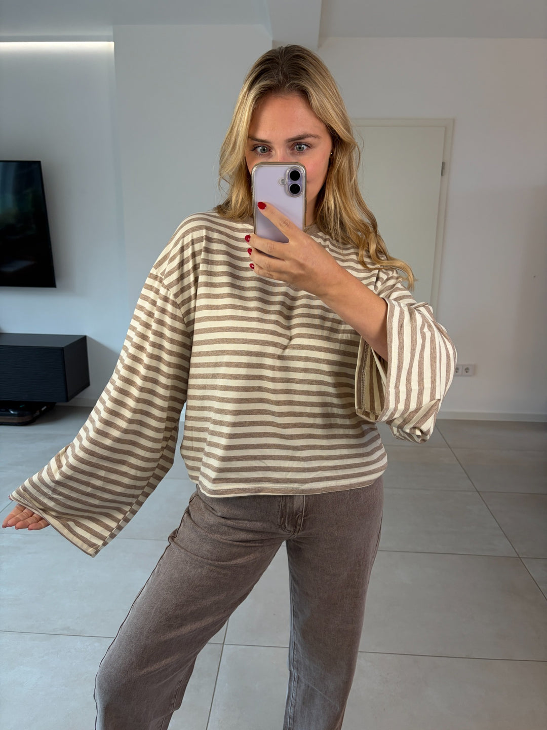 Oversize-Langarmshirt mit Streifen in Beige-Taupe und weiten Ärmeln – Vorderansicht