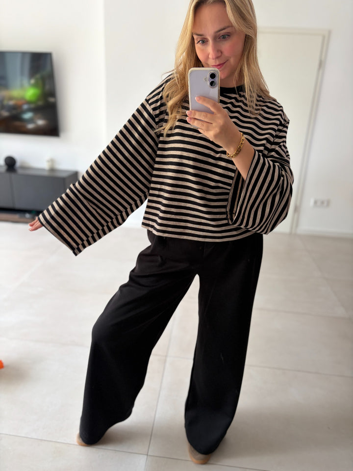 Oversize-Langarmshirt mit Streifen in Schwarz-Beige – Gesamtansicht