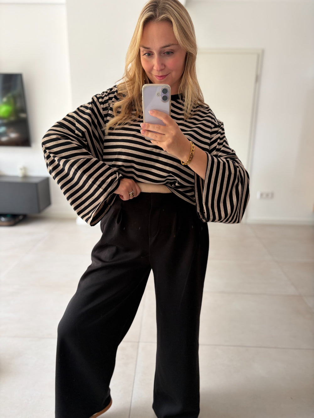 Oversize-Langarmshirt mit Streifen in Schwarz-Beige – Vorderansicht