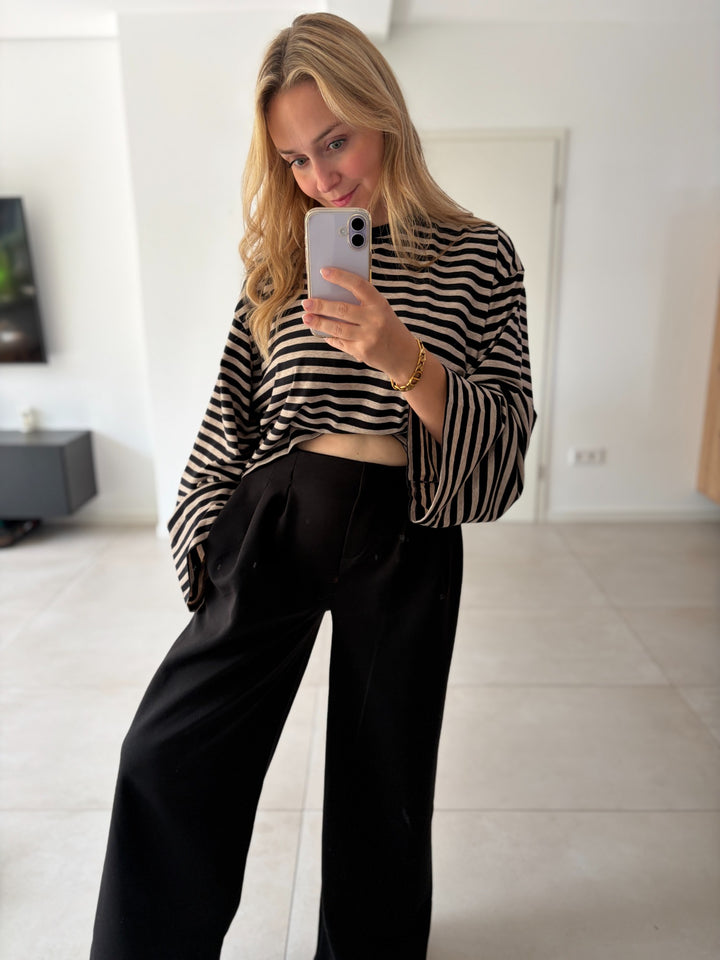 Oversize-Langarmshirt mit Streifen in Schwarz-Beige – Stylingansicht