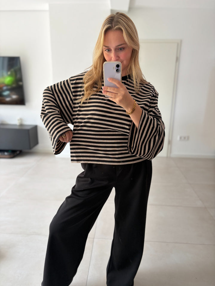 Oversize-Langarmshirt mit Streifen in Schwarz-Beige – Ansicht der weiten Ärmel