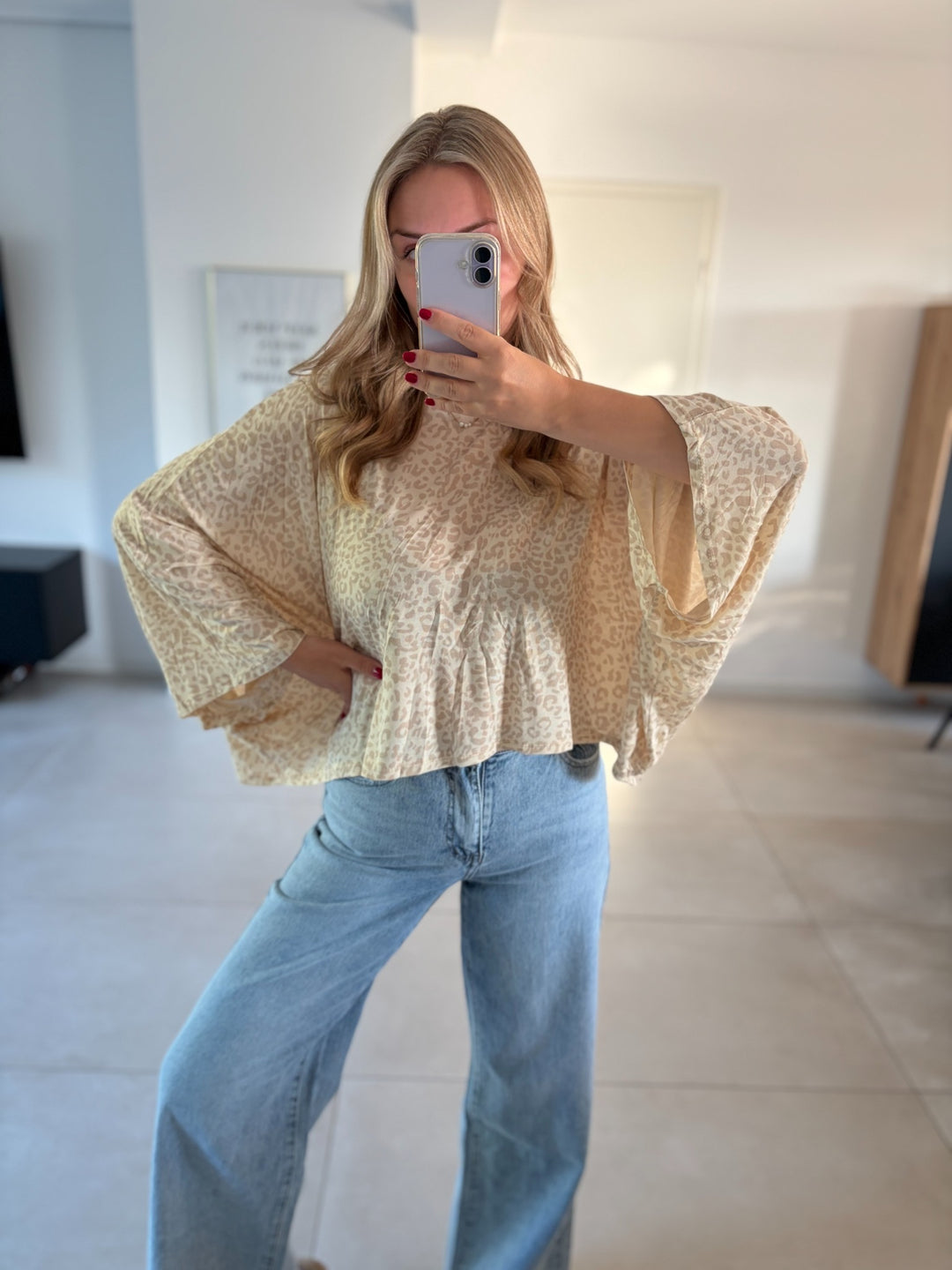 Cremefarbene Oversize-Leobluse mit weiten Fledermausärmeln und Volantsaum