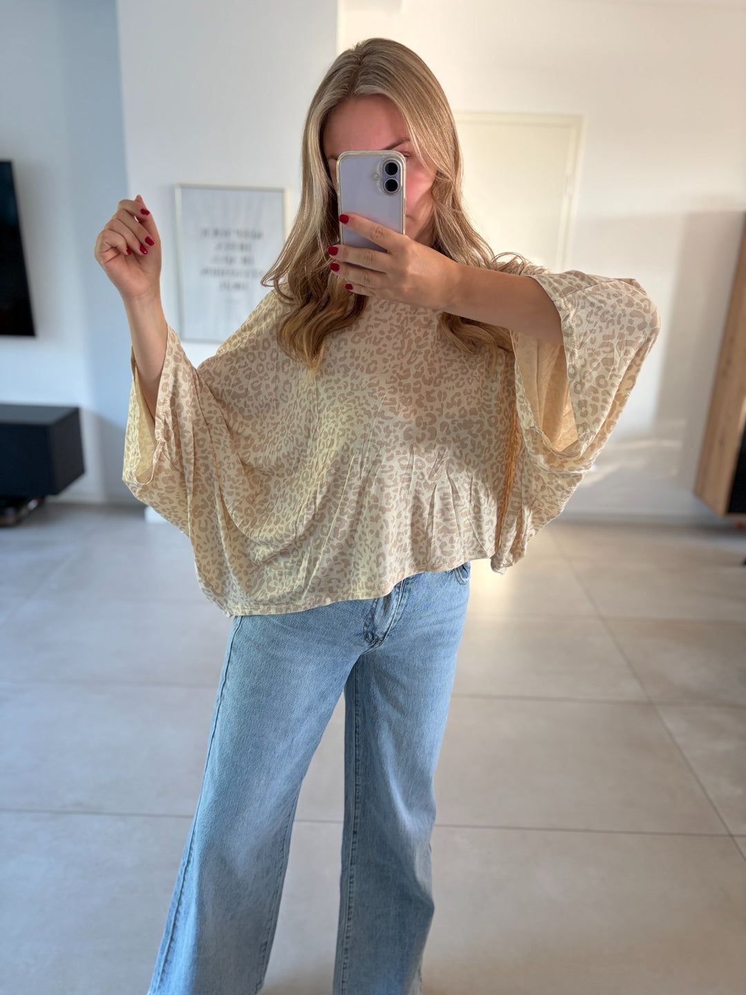 Cremefarbene Oversize-Leobluse mit Ton-in-Ton-Leoprint – Vorderansicht