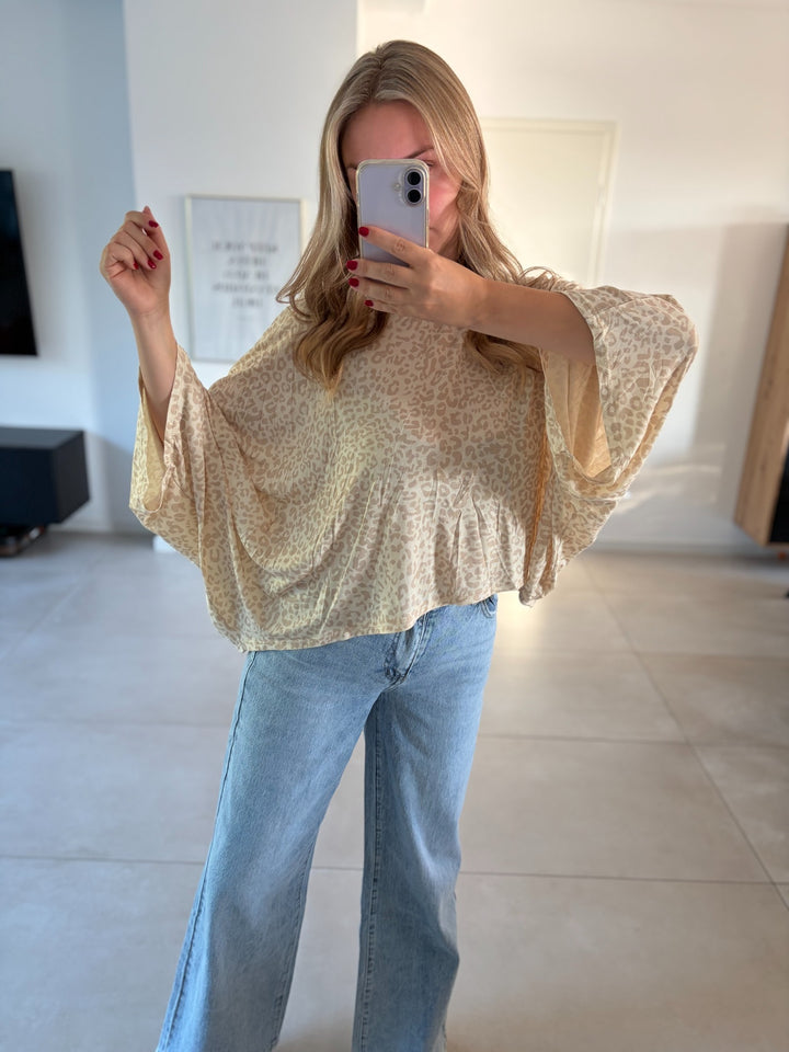 Cremefarbene Oversize-Leobluse mit Ton-in-Ton-Leoprint – Vorderansicht