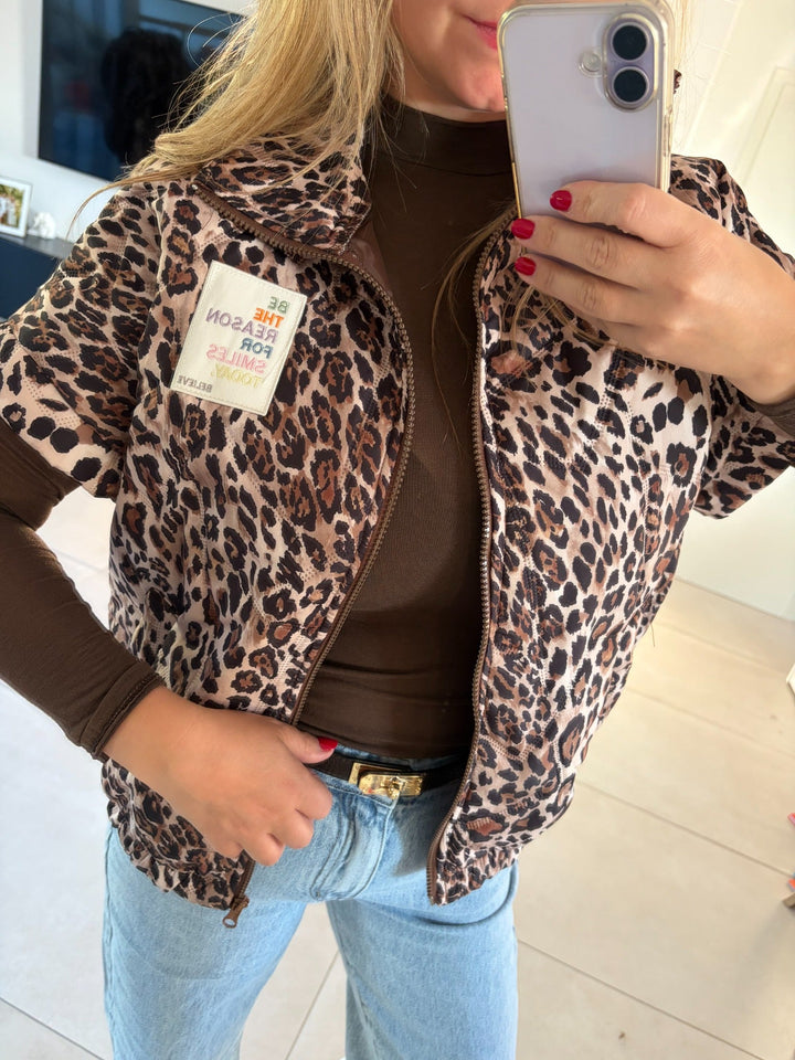 Oversize-Weste mit Leoprint in Braun, Schwarz und Beige – Vorderansicht