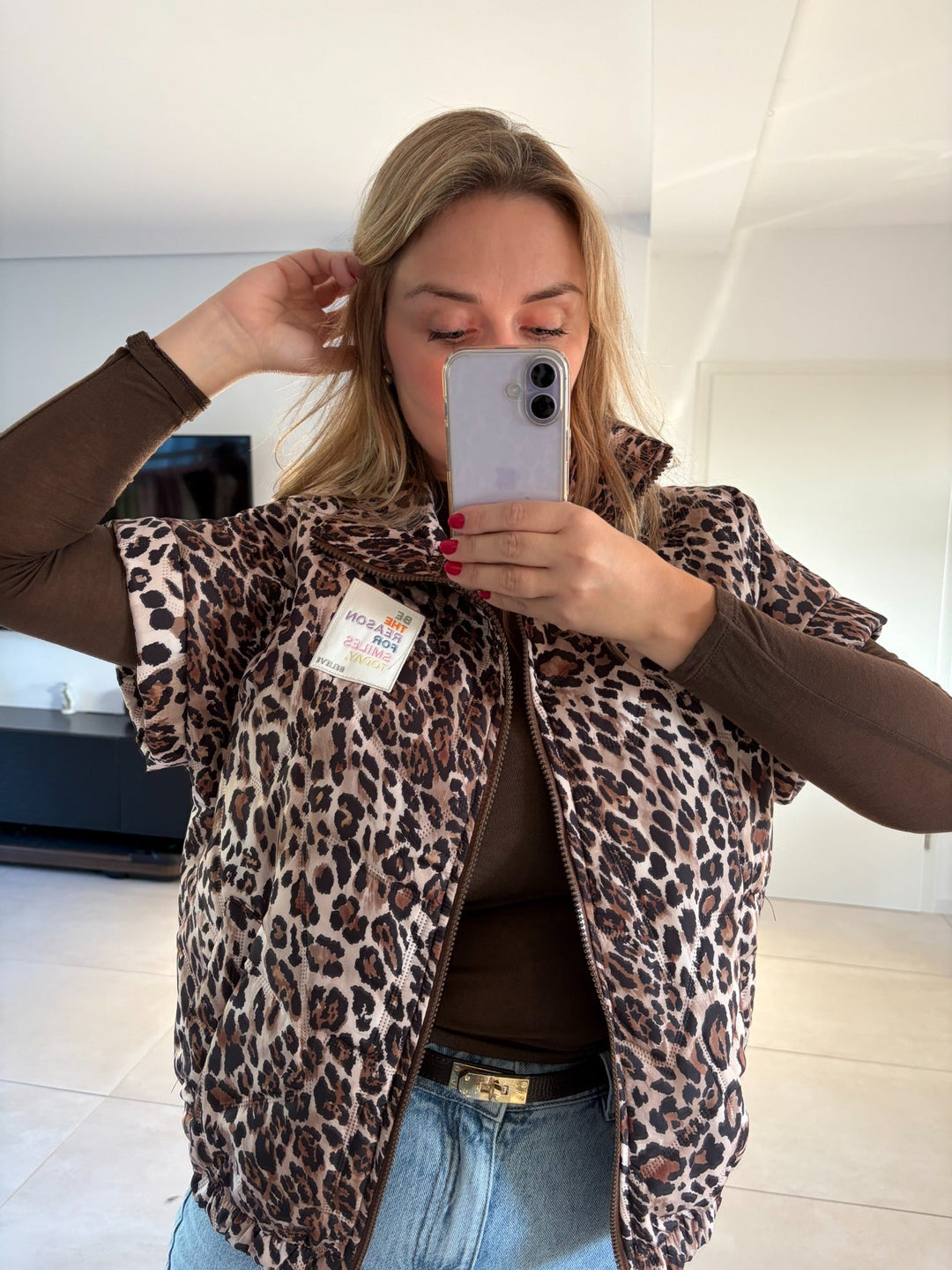 Oversize-Leoweste mit Volantdetails an den Schultern – Detailansicht