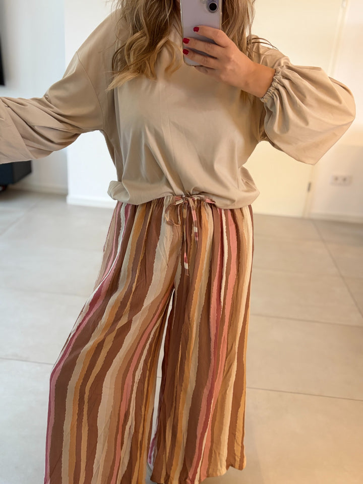 Beigefarbenes Oversize-Oberteil mit voluminösen Ballonärmeln – Detailansicht