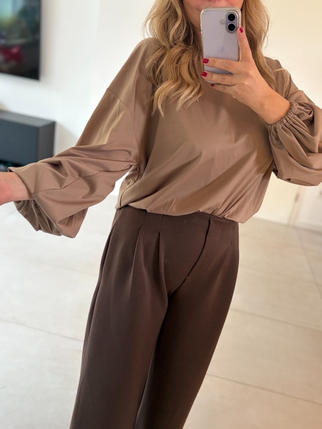 Taupefarbenes Oversize-Oberteil mit voluminösen Ärmeln – Detailansicht