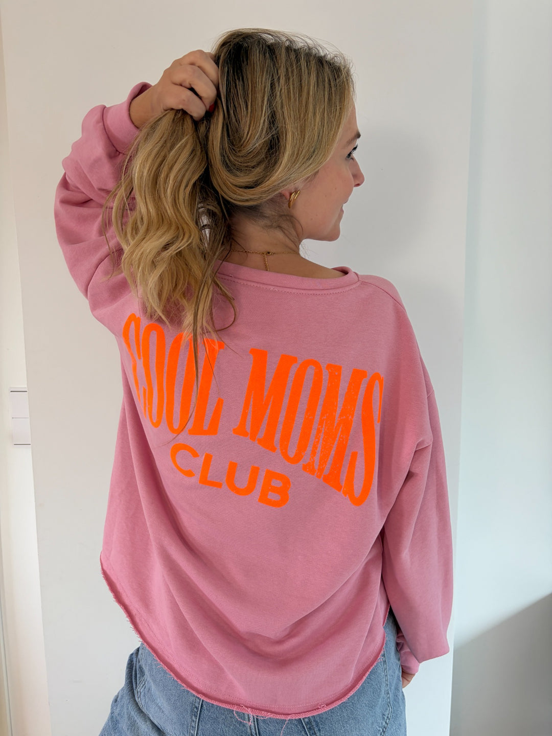 Oversize-Pullover in Altrosa mit großem orangefarbenem Cool Moms Club Rückenprint
