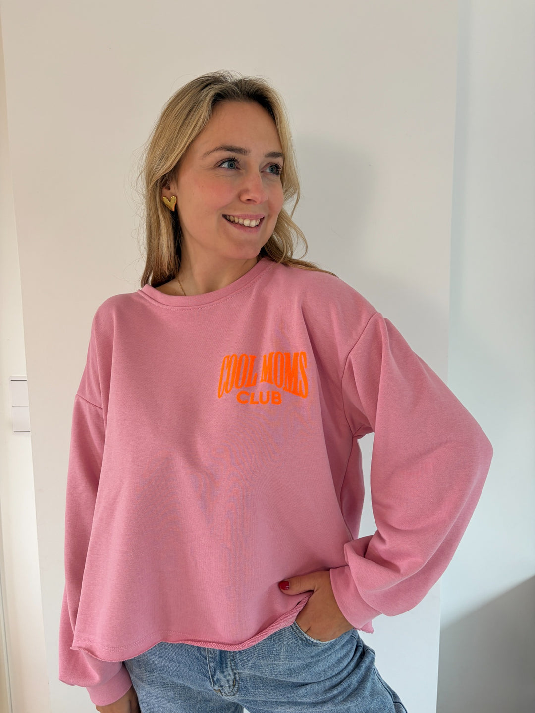 Oversize-Pullover Cool Moms Club in Altrosa mit orangem Frontprint, Vorderansicht