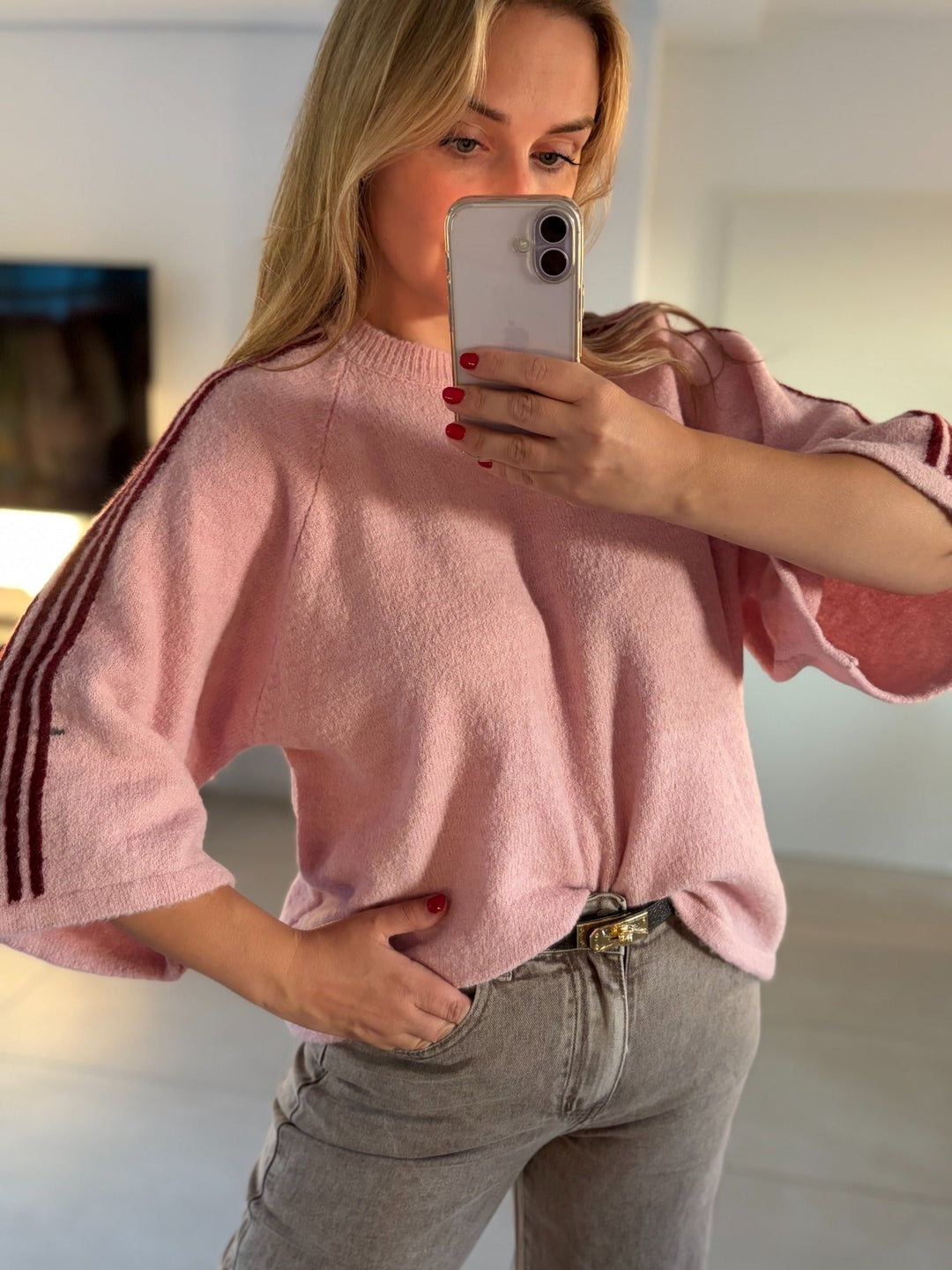 Oversize-Pullover in Rosa-Bordeaux – Nahansicht