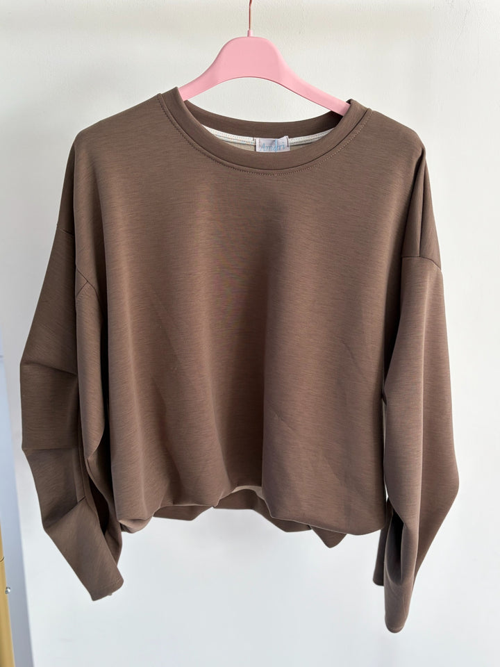 Oversize-Pullover mit weiten Ärmeln in Taupe am Kleiderbügel