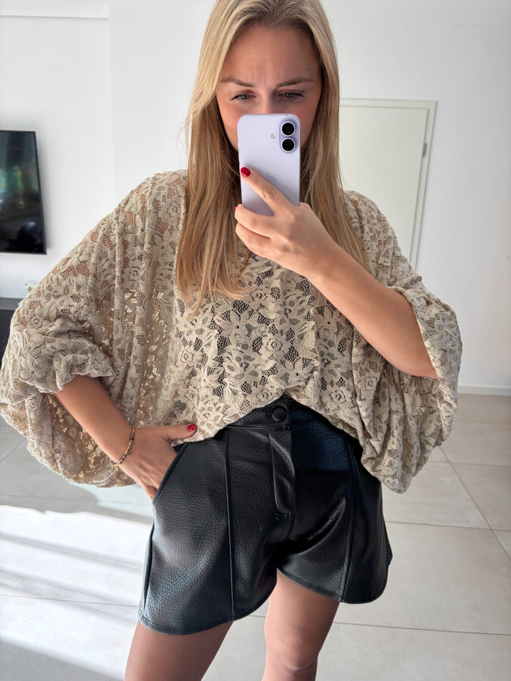 Oversize-Spitzenbluse in Beige – Detailansicht der floralen Spitze
