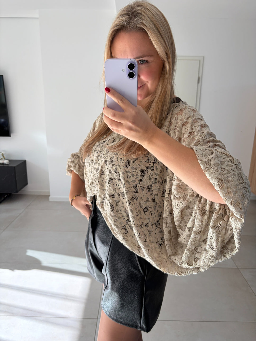 Oversize-Spitzenbluse in Beige – Vorderansicht getragen