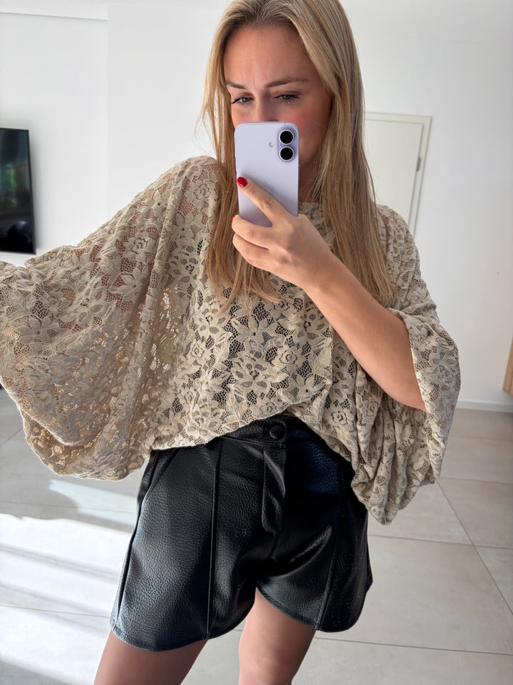 Oversize-Spitzenbluse in Beige – weite Ärmel und Spitzenmuster