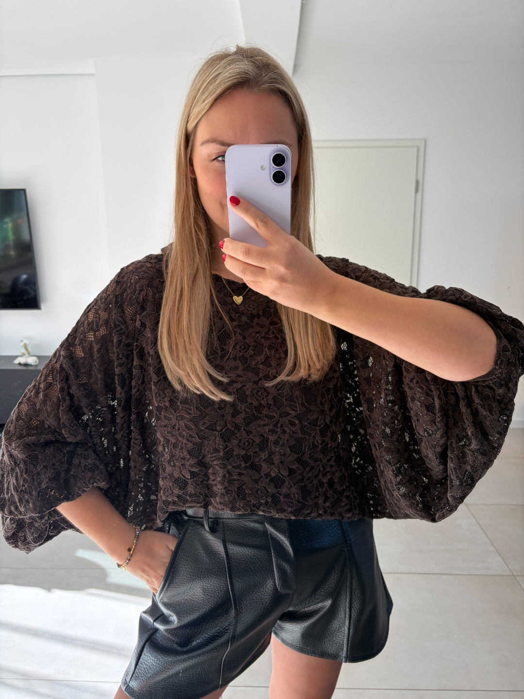 Oversize-Spitzenbluse in Braun – Detailansicht der floralen Spitze