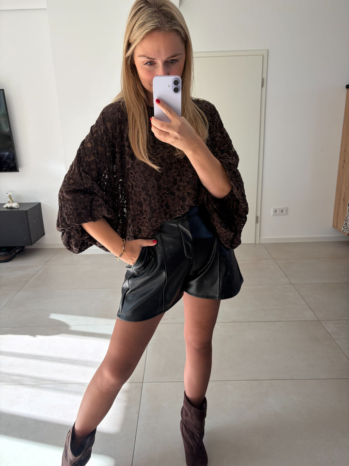 Oversize-Spitzenbluse in Braun – Gesamtansicht getragen