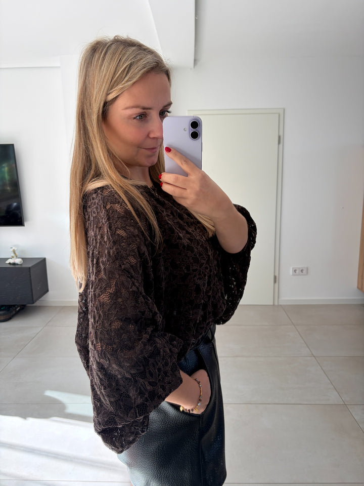 Oversize-Spitzenbluse in Braun – Seitenansicht mit weitem Ärmel