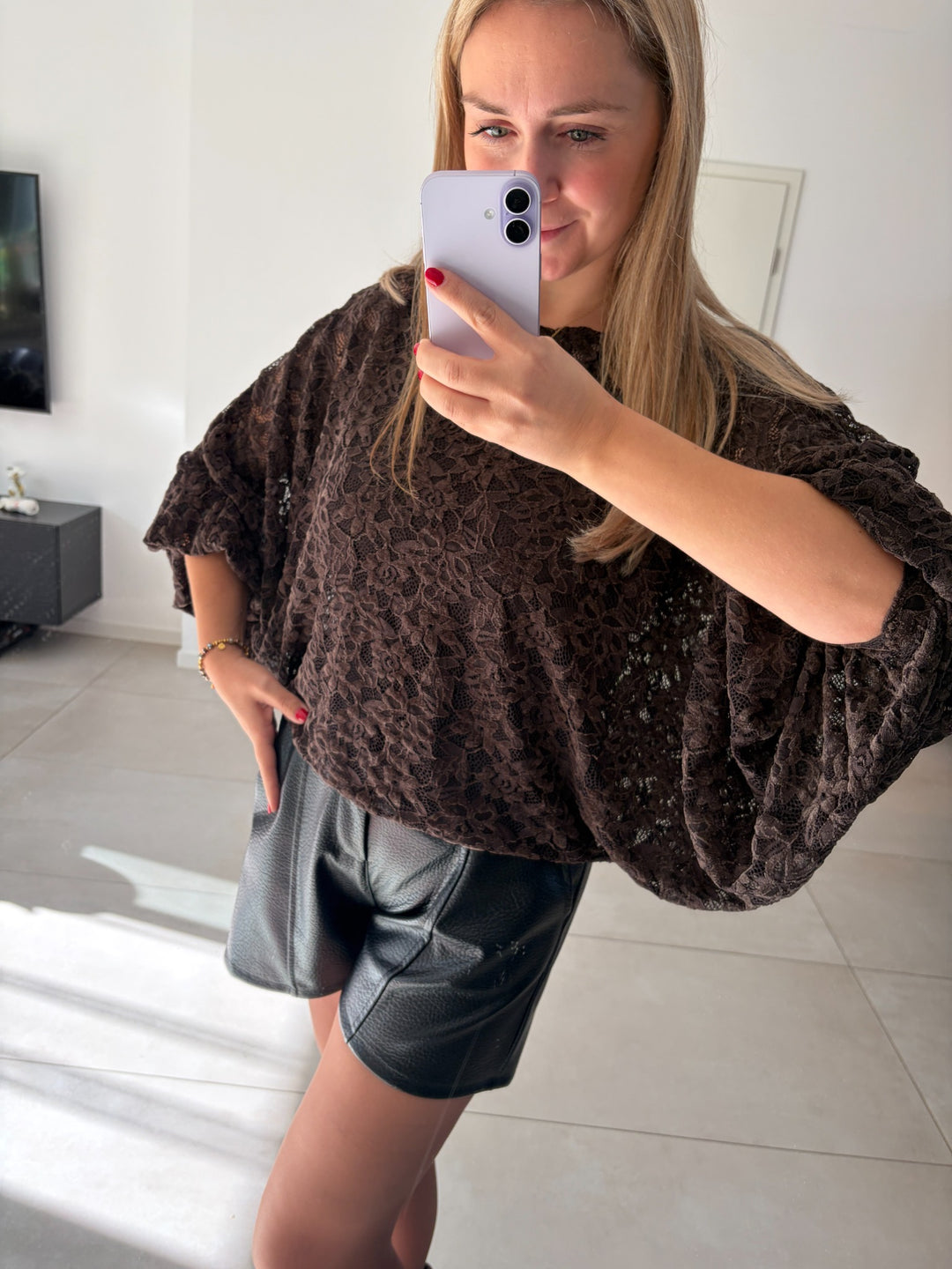 Oversize-Spitzenbluse in Braun – Vorderansicht getragen