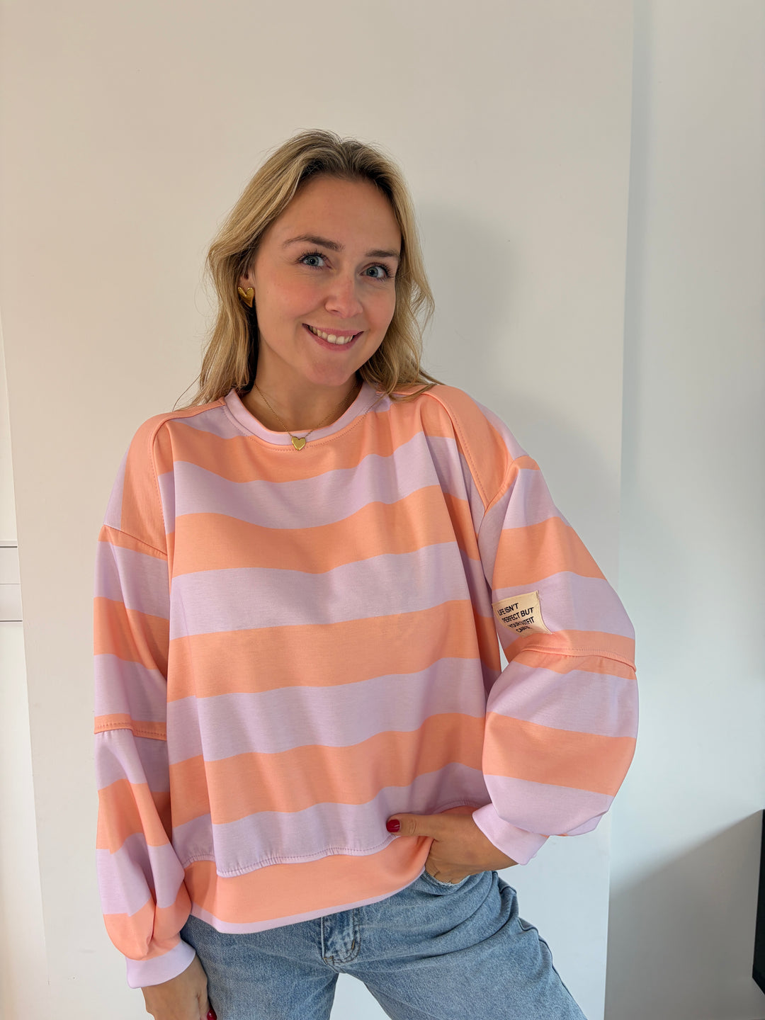 Oversize Streifen-Sweatshirt in Apricot &amp; Flieder – Vorderansicht