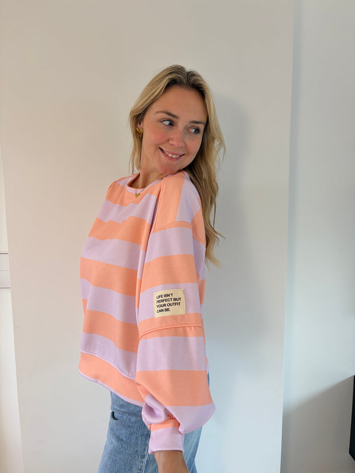 Oversize Streifen-Sweatshirt in Apricot &amp; Flieder – Seitenansicht
