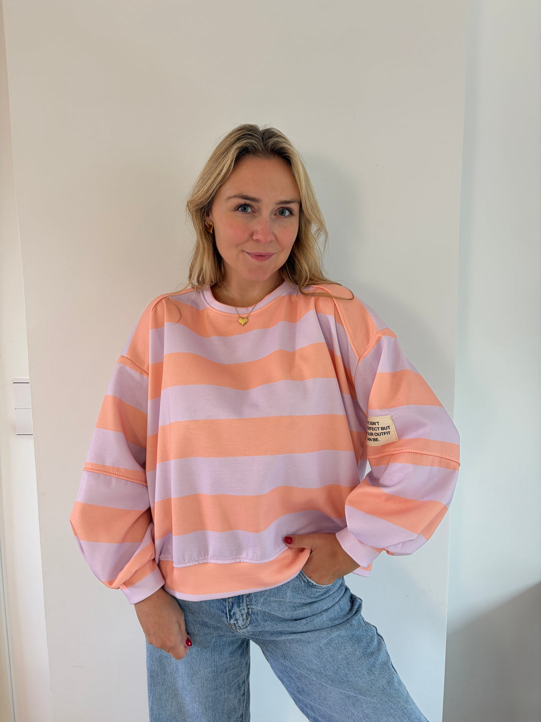 Oversize Streifen-Sweatshirt in Apricot &amp; Flieder – Frontansicht am Model