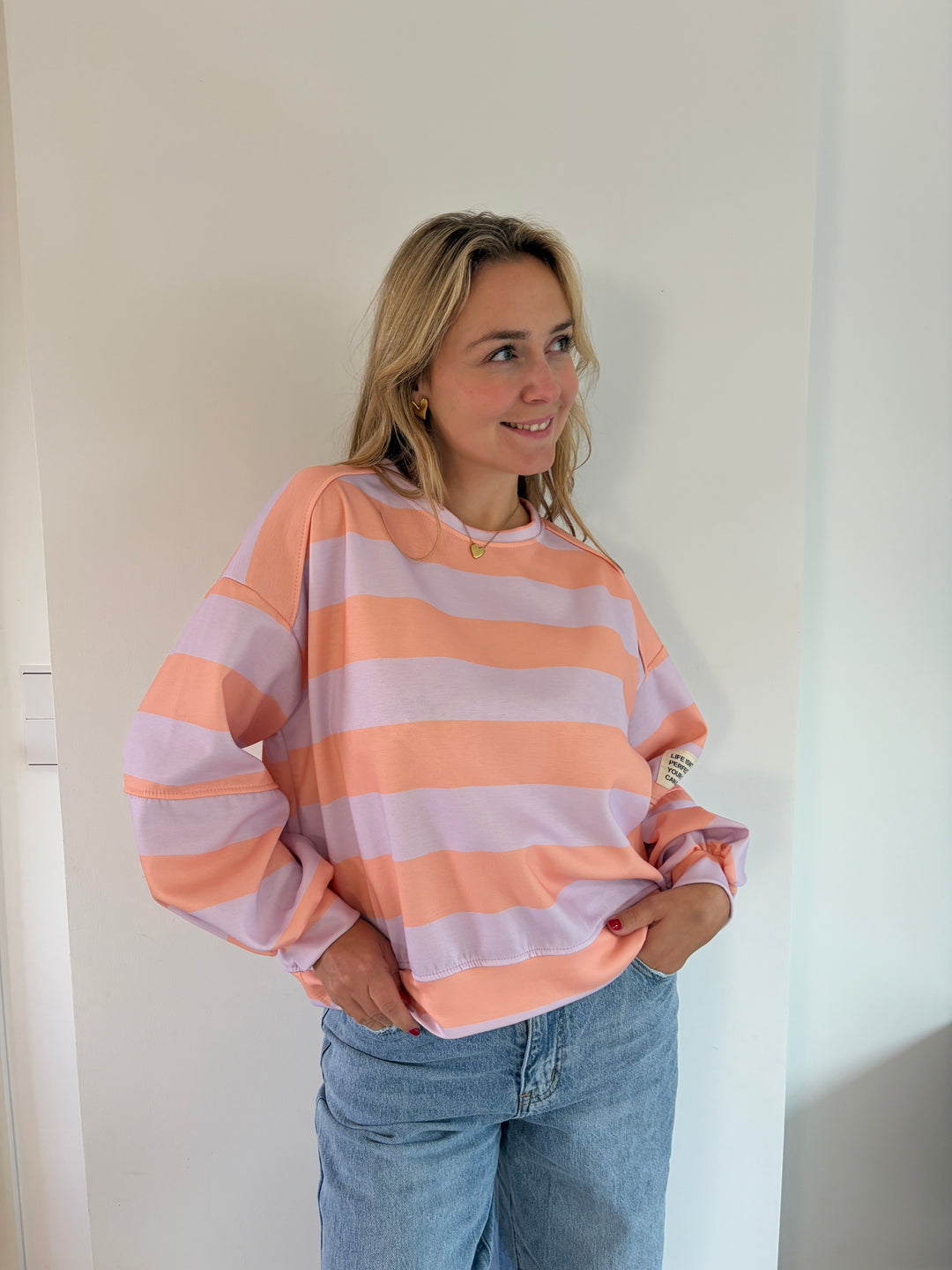 Oversize Streifen-Sweatshirt in Apricot &amp; Flieder – Lifestyle-Vorderansicht