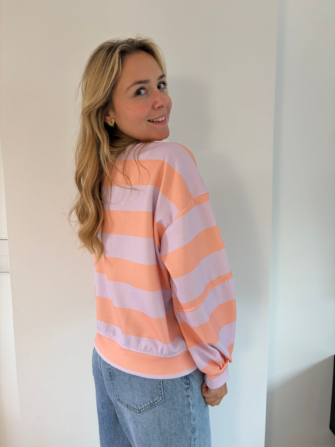 Oversize Streifen-Sweatshirt in Apricot &amp; Flieder – Rückansicht