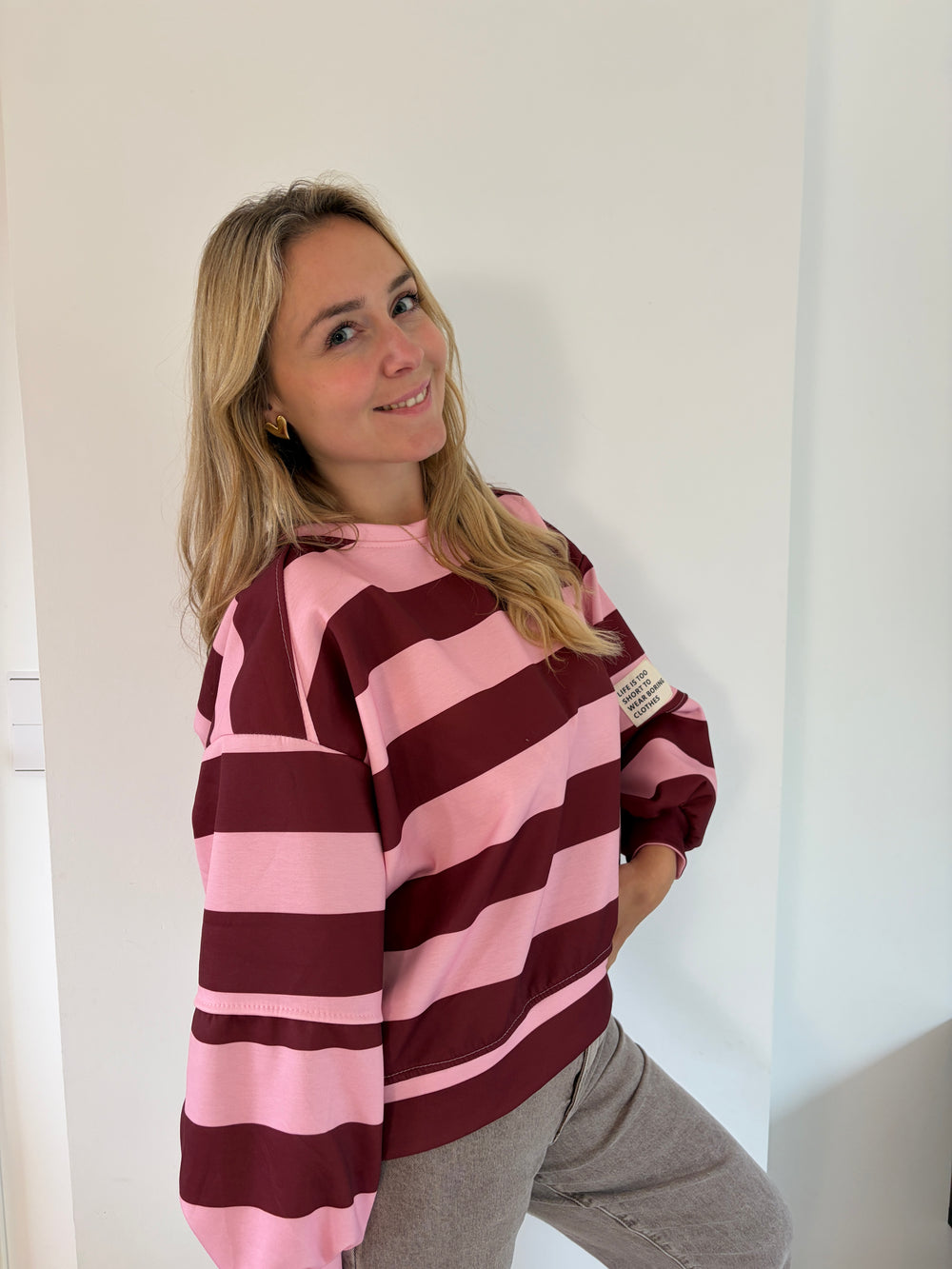Oversize Streifen-Sweatshirt in Bordeaux & Rosa – Seitenansicht