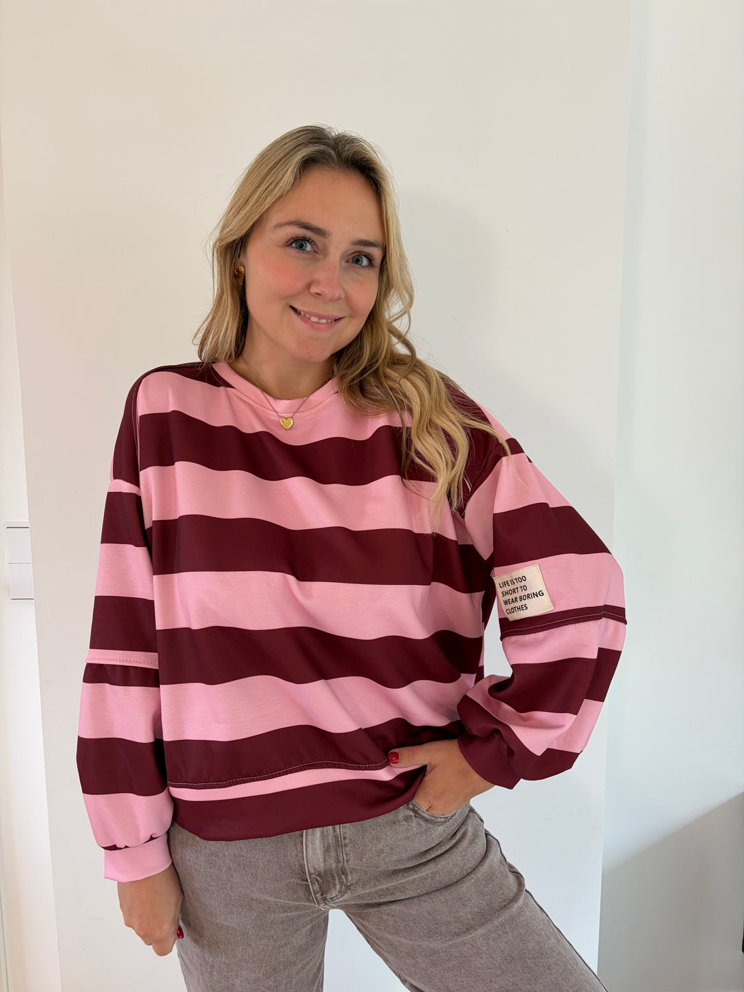 Oversize Streifen-Sweatshirt in Bordeaux &amp; Rosa – Frontansicht am Model