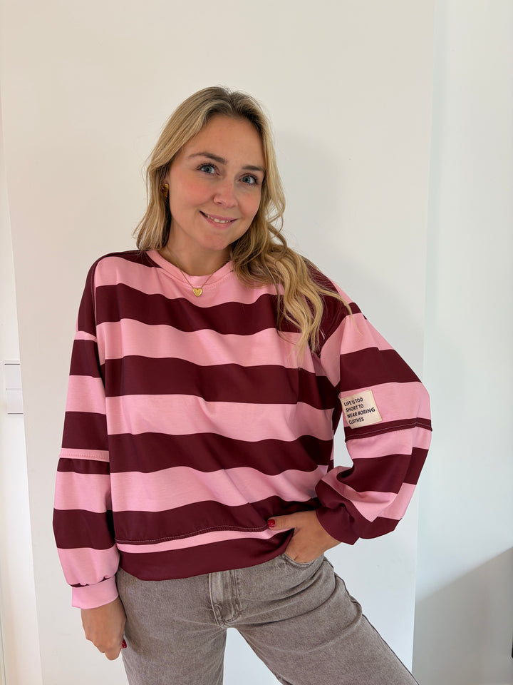 Oversize Streifen-Sweatshirt in Bordeaux &amp; Rosa – Frontansicht am Model
