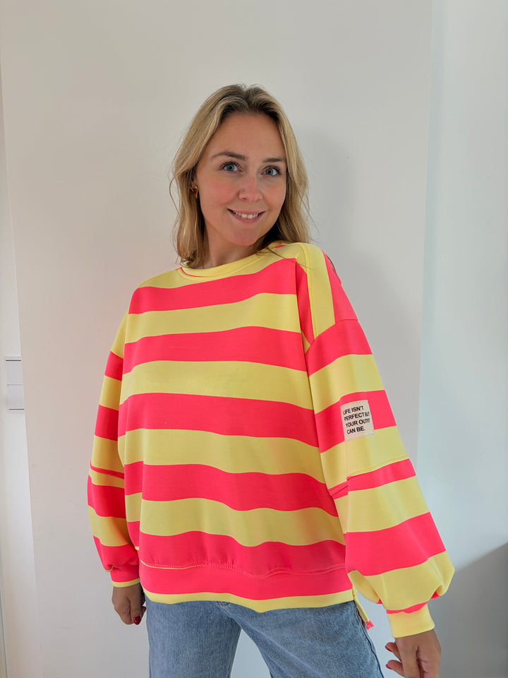 Oversize Streifen-Sweatshirt in Neongelb &amp; Koralle – Vorderansicht