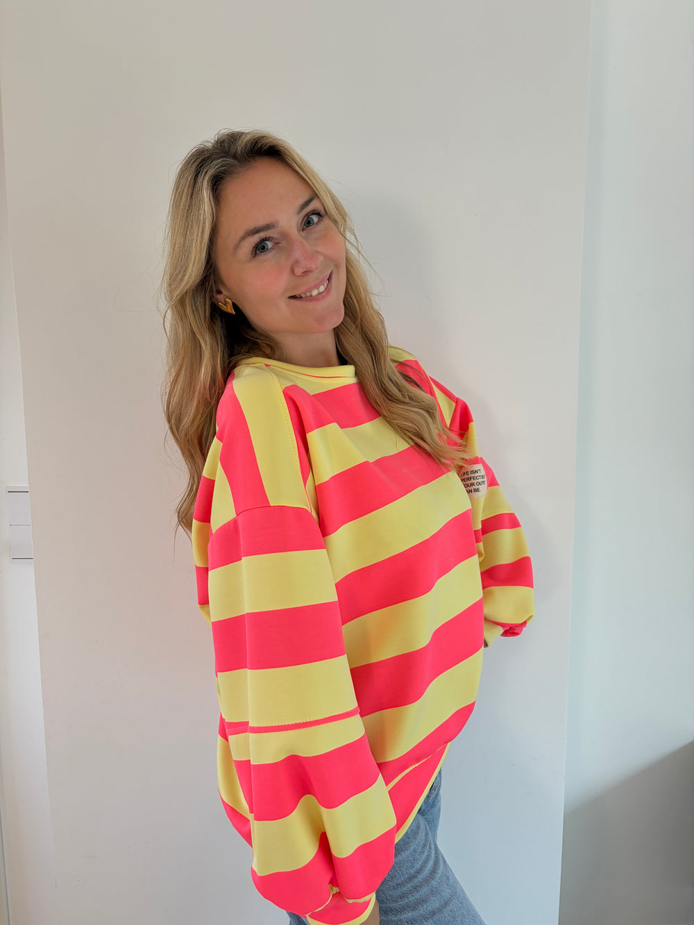 Oversize Streifen-Sweatshirt in Neongelb & Koralle – Seitenansicht