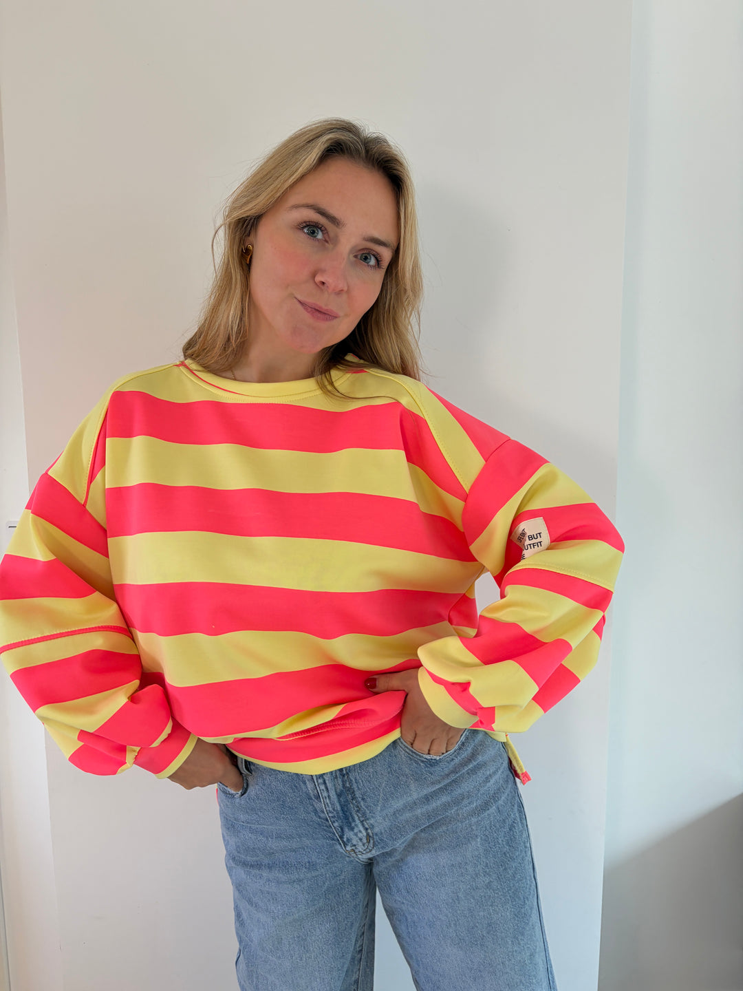 Oversize Streifen-Sweatshirt in Neongelb &amp; Koralle – Frontansicht am Model