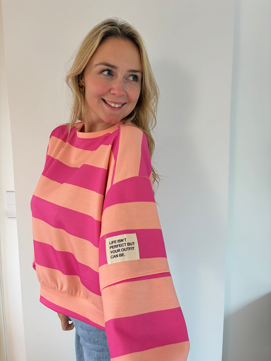 Oversize Streifen-Sweatshirt in Pink &amp; Apricot – Seitenansicht
