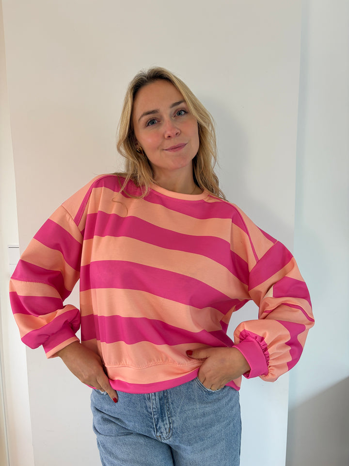 Oversize Streifen-Sweatshirt in Pink &amp; Apricot – Frontansicht am Model