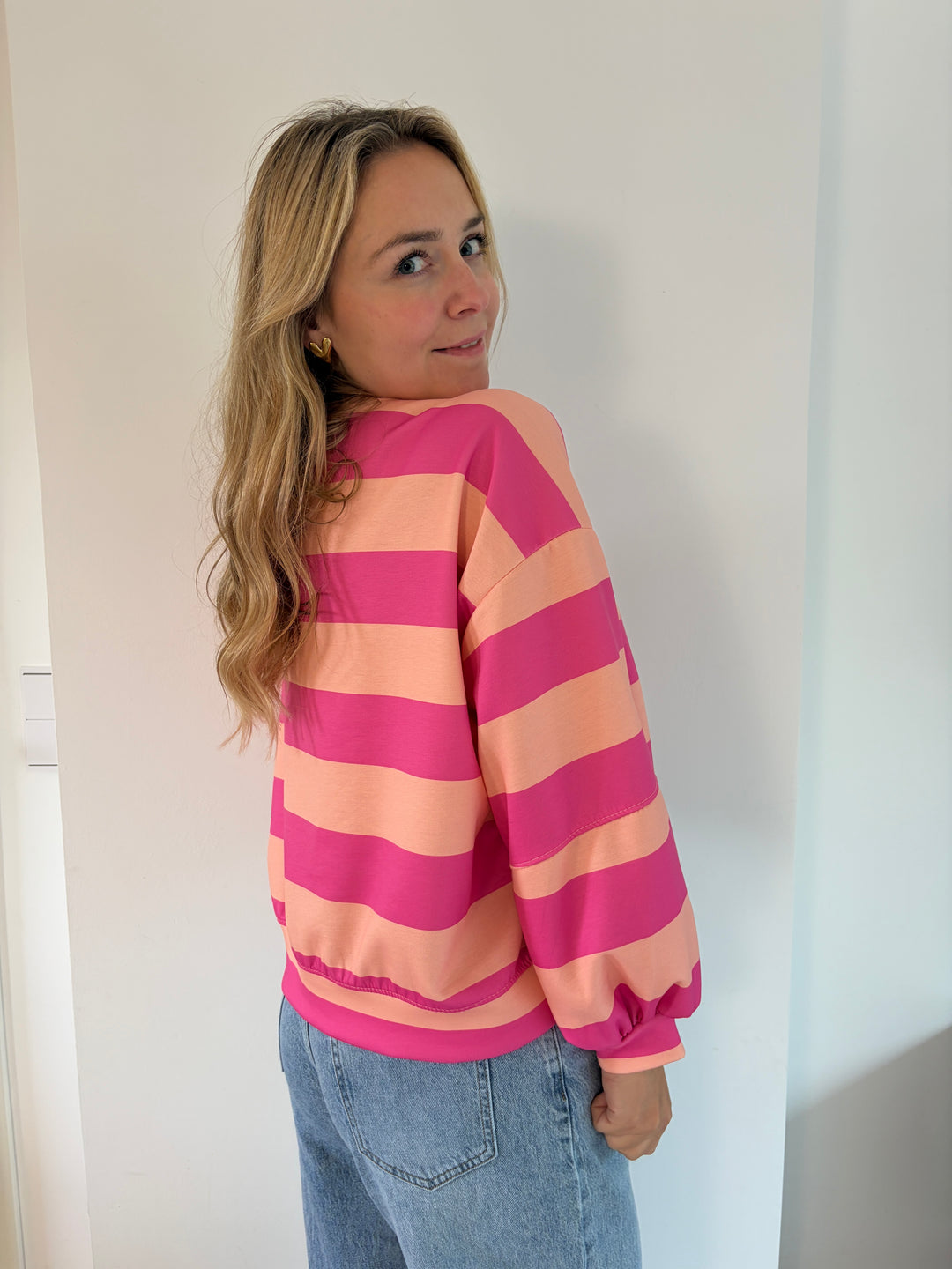 Oversize Streifen-Sweatshirt in Pink &amp; Apricot – Rückansicht