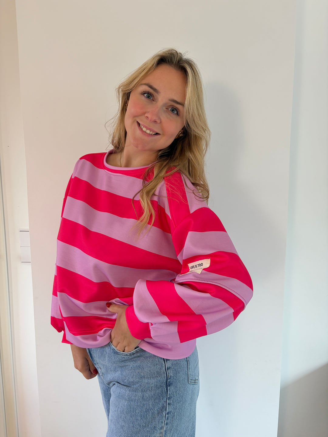 Oversize Streifen-Sweatshirt in Pink &amp; Flieder – seitliche Frontansicht