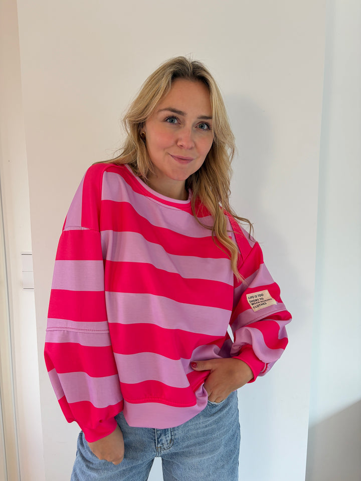 Oversize Streifen-Sweatshirt in Pink &amp; Flieder – Frontansicht am Model