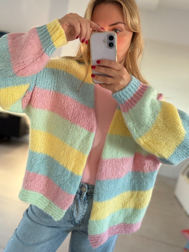 Oversize-Strickjacke im Pastell-Mix – Nahansicht