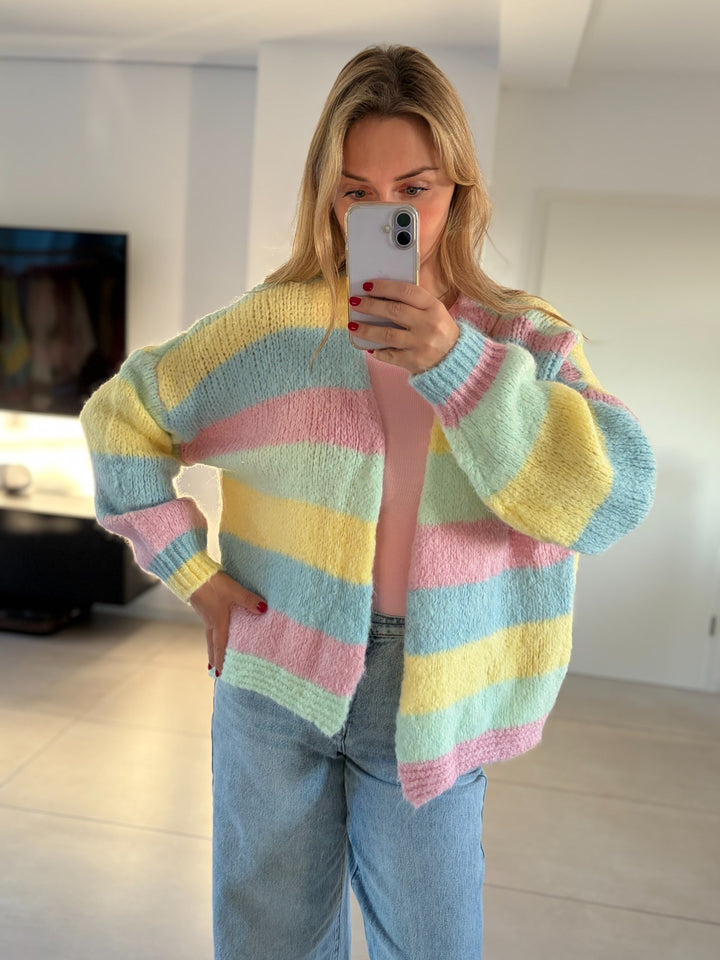 Oversize-Strickjacke im Pastell-Mix – Vorderansicht