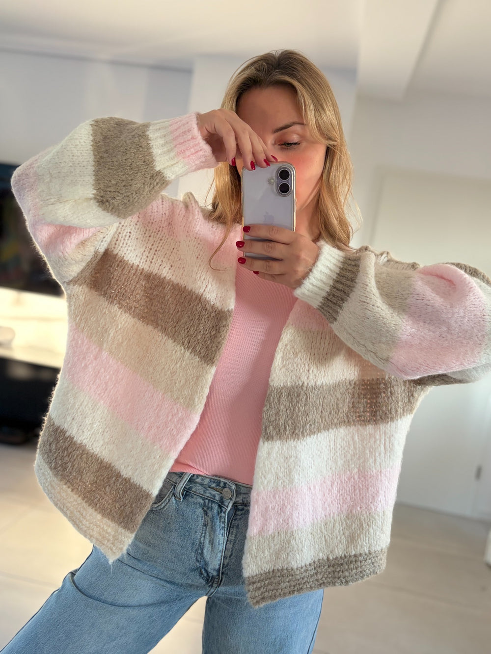 Oversize-Strickjacke in Rosa-Creme-Taupe – Vorderansicht